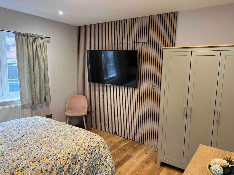 En-Suite Double Room - Private Entrance & Free Parking West Drayton  Dış mekan fotoğraf