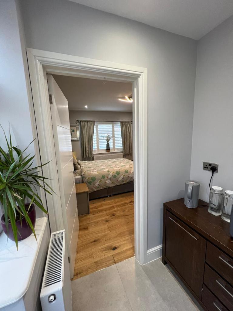 En-Suite Double Room - Private Entrance & Free Parking West Drayton  Dış mekan fotoğraf